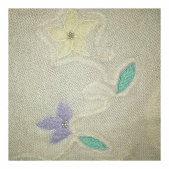 💓Woolen sweater having small flower looks so cute 💓 size UK M-UK L - Picture 3 of 3